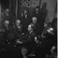 Mewa wśród gości Teatru na Tarczyńskiej, siedzą od lewej: Miron Białoszewski, Artur Sandauer, Bogusław Szwacz (z tyłu), Henryk Stażewski, nn., Julian Przyboś, nn., nn., nn.,