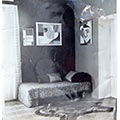 Pokój Mewy w mieszkaniu przy ulicy Piusa XI (potem Pięknej) 11A; nad łóżkiem wiszą obrazy Martwa natura z garnkami z 1929 r. i Szara martwa natura z 1930 r., a także reprodukcja obrazu Piet’a Mondriana; Warszawa, ok. 1950