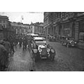 Ulica Ossolińskich przed siedzibą Automobilklubu Polski, widoczne samochody biorące udział w Rajdzie Pań, 27 czerwca 1926r. Na tej ulicy mieszkała w latach 30-tych Mewa wraz z Henrykiem Stażewskim. Źródło: Narodowe Archiwum Cyfrowe